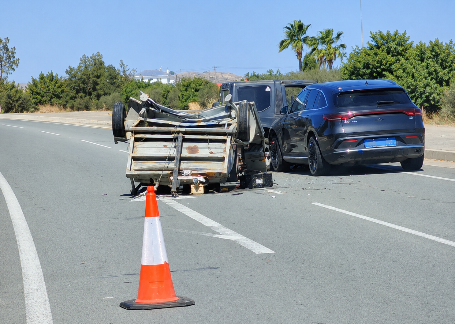 ΦΩΤΟ: Όχημα καρφώθηκε σε προειδοποιητική πινακίδα οδικών έργων