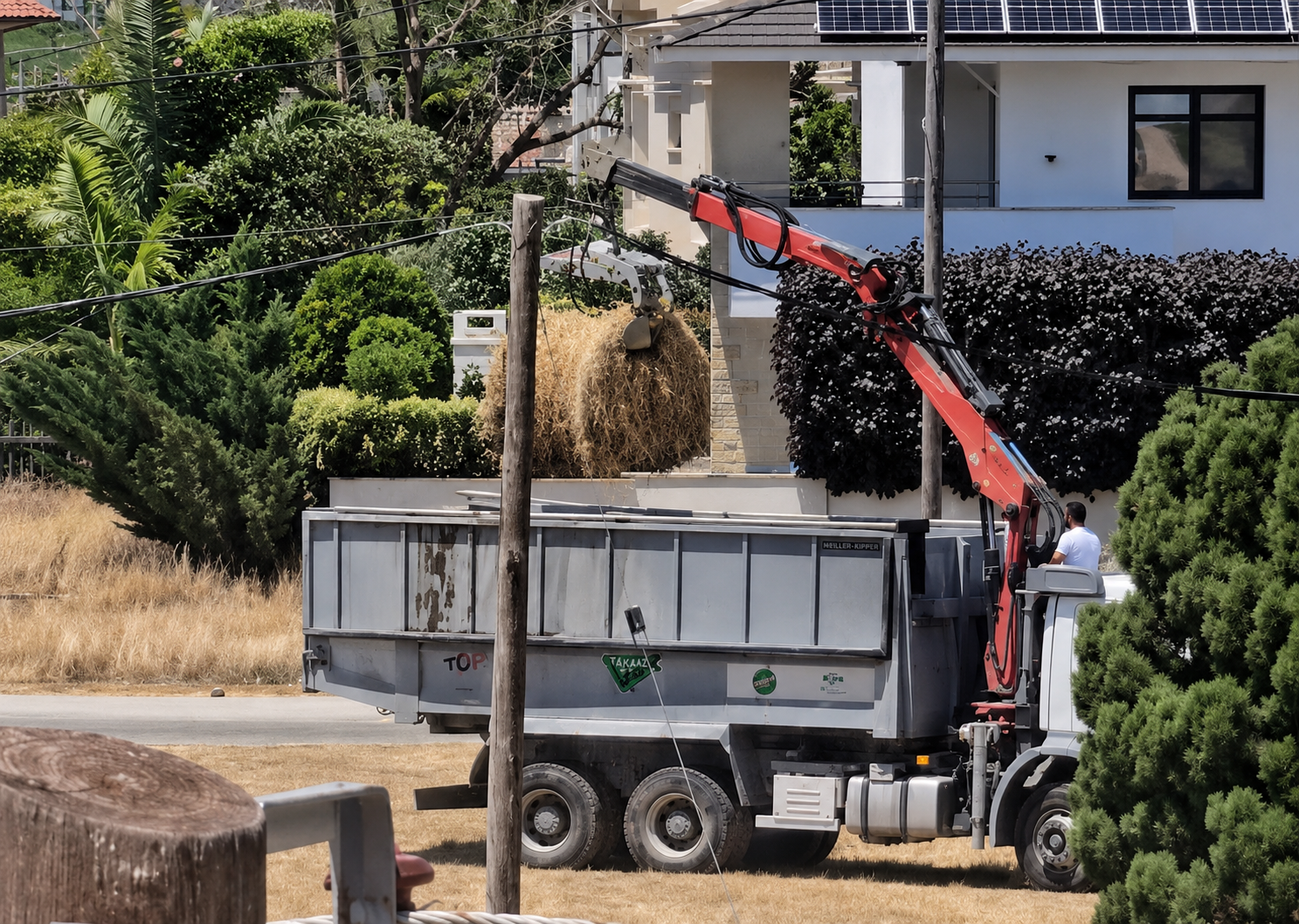 Αφθώδης πυρετός: Όχημα μετέφερε νεκρά ζώα και στη συνέχεια… μπάλες σανού (vid)