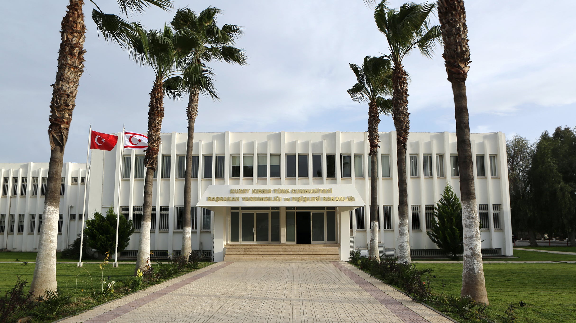 &Psi;&epsilon;&upsilon;&delta;&omicron;&kappa;&rho;ά&tau;&omicron;&sigmaf;: &laquo;&Pi;&alpha;&rho;&alpha;&pi;&lambda;&alpha;&nu;&eta;&tau;&iota;&kappa;έ&sigmaf; &omicron;&iota; &delta;&eta;&lambda;ώ&sigma;&epsilon;&iota;&sigmaf; &gamma;&iota;&alpha; &pi;&alpha;&rho;ά&theta;&upsilon;&rho;&omicron; &epsilon;&upsilon;&kappa;&alpha;&iota;&rho;ί&alpha;&sigmaf; &sigma;&tau;&omicron; &Kappa;&upsilon;&pi;&rho;&iota;&alpha;&kappa;ό&raquo;