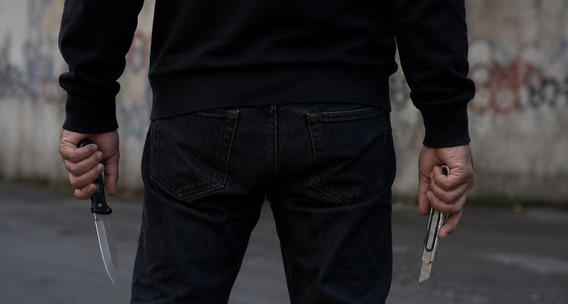 Υπό κράτηση 29χρονος που επιτέθηκε σε Αστυνομικούς με μαχαίρι και χαρτοκόπτη