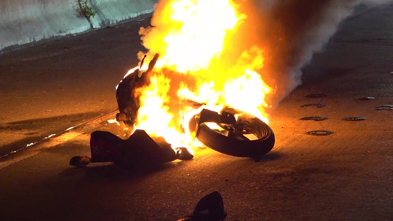 &Lambda;&epsilon;&upsilon;&kappa;&omega;&sigma;ί&alpha;: Έ&kappa;&lambda;&epsilon;&psi;&alpha;&nu; &mu;&omicron;&tau;&omicron;&sigma;&iota;&kappa;&lambda;έ&tau;&alpha; &kappa;&alpha;&iota; &beta;&rho;έ&theta;&eta;&kappa;&epsilon; &sigma;&tau;&iota;&sigmaf; &phi;&lambda;ό&gamma;&epsilon;&sigmaf; &delta;έ&kappa;&alpha; &mu;έ&rho;&epsilon;&sigmaf; &mu;&epsilon;&tau;ά