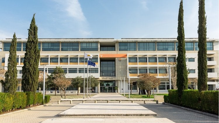 &Alpha;&pi;&alpha;&nu;&tau;ά &sigma;&epsilon; &phi;&omicron;&iota;&tau;ή&tau;&rho;&iota;&alpha; &mu;&epsilon; &alpha;&nu;&alpha;&pi;&eta;&rho;ί&alpha; &tau;&omicron; &Pi;&Kappa;: &laquo;&Alpha;&nu;&upsilon;&pi;ό&sigma;&tau;&alpha;&tau;&epsilon;&sigmaf; &kappa;&alpha;&tau;&eta;&gamma;&omicron;&rho;ί&epsilon;&sigmaf;&raquo;