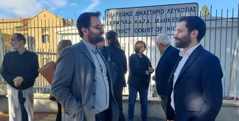 &Omicron;&iota;&kappa;&omicron;&lambda;ό&gamma;&omicron;&iota; &gamma;&iota;&alpha; &Kappa;&alpha;&rho;&alpha;&chi;ά&nu; &kappa;&alpha;&iota; &Tau;ά&tau;&tau;&eta;: &laquo;&Alpha;&pi;&omicron;&rho;&omicron;ύ&mu;&epsilon; &gamma;&iota;&alpha;&tau;ί &eta; &delta;ί&kappa;&eta; &alpha;&kappa;ό&mu;&eta; &sigma;&upsilon;&nu;&epsilon;&chi;ί&zeta;&epsilon;&tau;&alpha;&iota;&raquo;