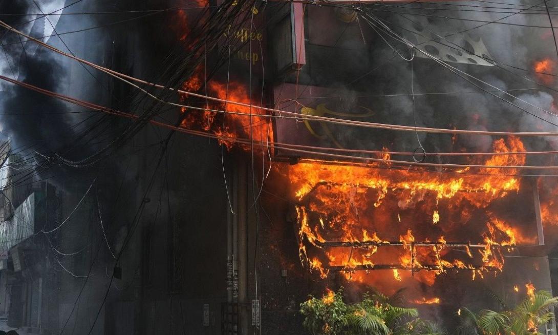 &Iota;&nu;&delta;ί&alpha;-&pi;&upsilon;&rho;&kappa;&alpha;&gamma;&iota;ά &sigma;&epsilon; &xi;&epsilon;&nu;&omicron;&delta;&omicron;&chi;&epsilon;ί&omicron;: 18 &xi;έ&nu;&omicron;&iota; &upsilon;&pi;ή&kappa;&omicron;&omicron;&iota; &alpha;&pi;ό &tau;&omicron;&upsilon;&sigmaf; 21 &nu;&epsilon;&kappa;&rho;&omicron;ύ&sigmaf;
