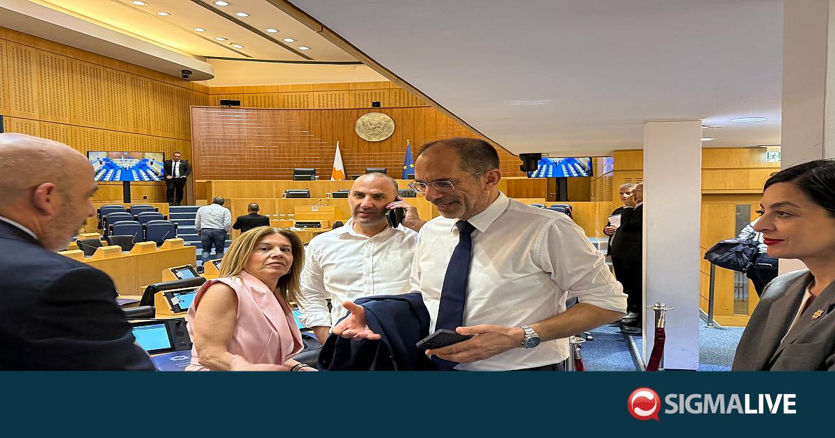 &Alpha;&Lambda;&Mu;&Alpha; &gamma;&iota;&alpha; &pi;&rho;&omicron;&epsilon;&delta;&rho;ί&alpha; &Beta;&omicron;&upsilon;&lambda;ή&sigmaf;: &Omicron;&iota; &mu;ά&sigma;&kappa;&epsilon;&sigmaf; έ&pi;&epsilon;&sigma;&alpha;&nu; &alpha;&pi;ό &pi;&omicron;&lambda;ύ &nu;&omega;&rho;ί&sigmaf;