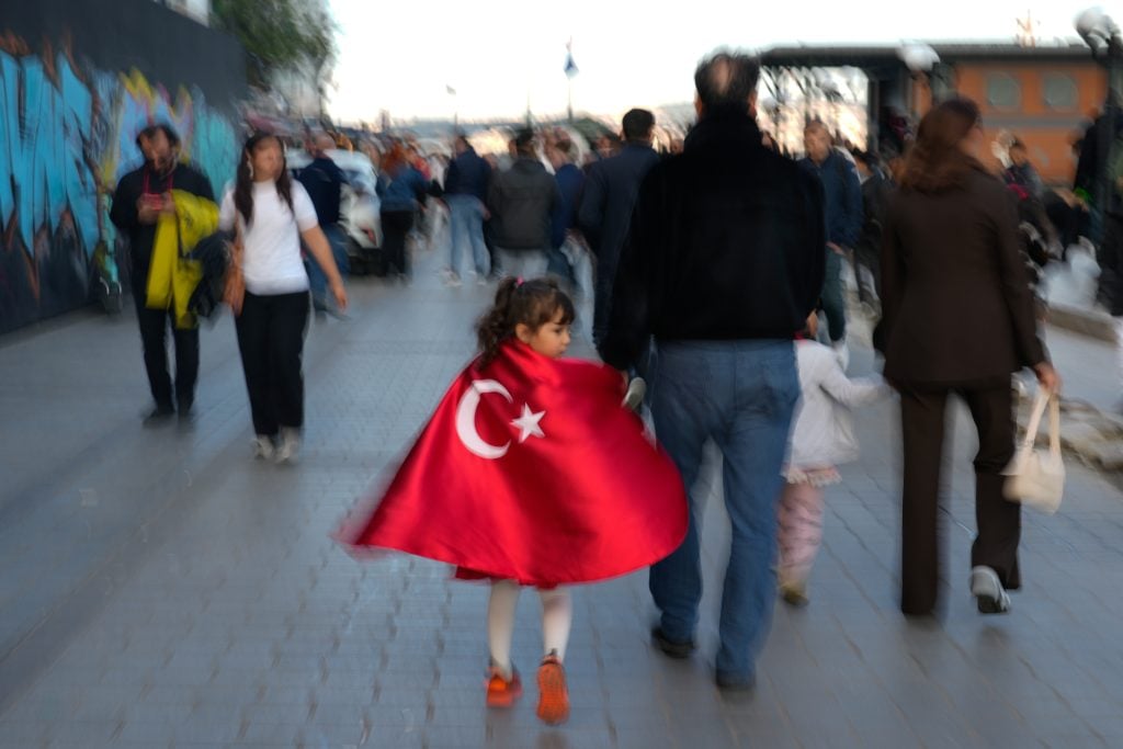 &Tau;&omicron;&upsilon;&rho;&kappa;ί&alpha;: &Kappa;&rho;&alpha;&tau;&omicron;ύ&sigma;&epsilon; ό&mu;&eta;&rho;&omicron; &tau;&eta;&nu; &kappa;ό&rho;&eta; &tau;&omicron;&upsilon; &mu;&epsilon; &mu;&alpha;&chi;&alpha;ί&rho;&iota;