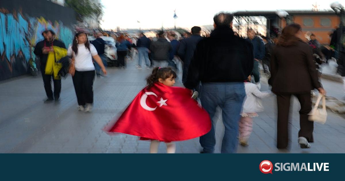 &Tau;&omicron;&upsilon;&rho;&kappa;ί&alpha;: &Kappa;&rho;&alpha;&tau;&omicron;ύ&sigma;&epsilon; ό&mu;&eta;&rho;&omicron; &tau;&eta;&nu; &kappa;ό&rho;&eta; &tau;&omicron;&upsilon; &mu;&epsilon; &mu;&alpha;&chi;&alpha;ί&rho;&iota; &ndash;&Tau;&eta;&nu; έ&beta;&gamma;&alpha;&lambda;&epsilon; &sigma;&tau;&omicron; &pi;&alpha;&rho;ά&theta;&upsilon;&rho;&omicron; (vid)
