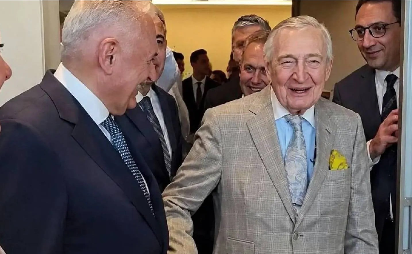 «Γδύσου εσύ πρώτα»:Αντίδραση με αστείο του 95χρονο