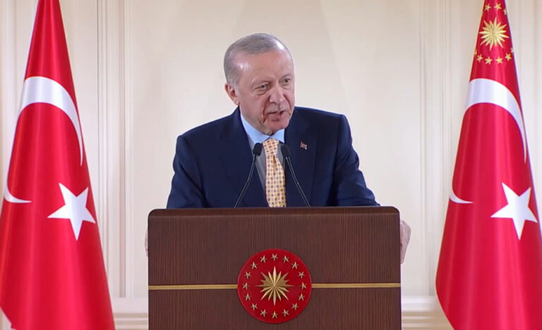 Απειλές Ερντογάν: «Αν θιγούν τα δικαιώματά των Τκ,