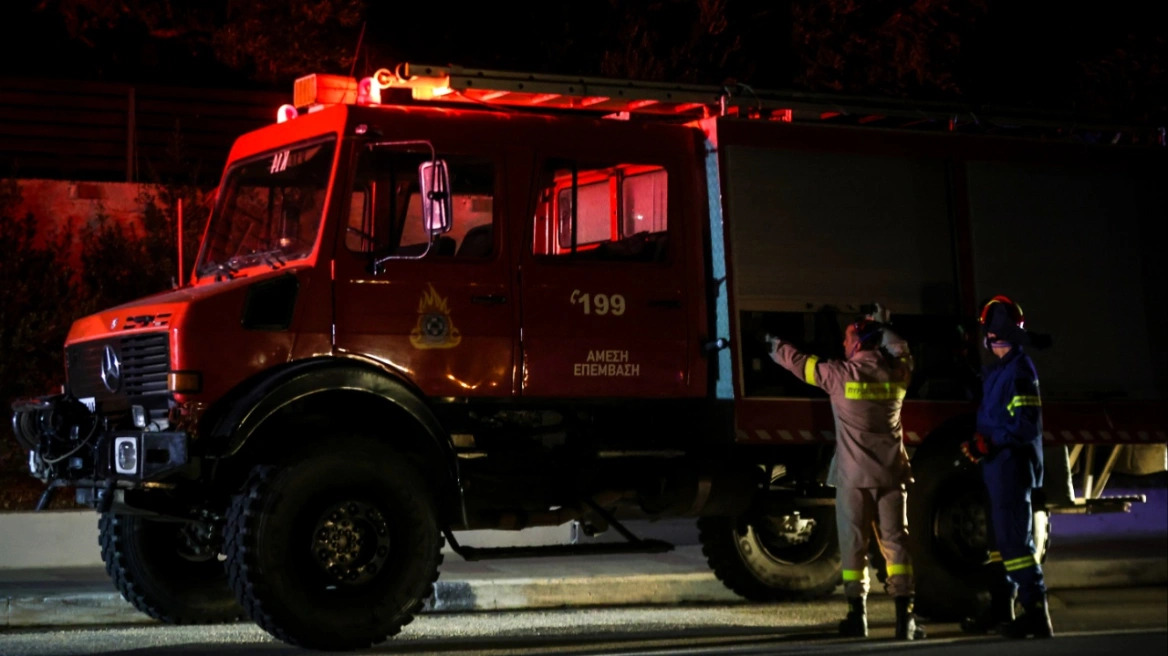 &Tau;&rho;&alpha;&gamma;&omega;&delta;ί&alpha; &sigma;&tau;&alpha; &Iota;&omega;ά&nu;&nu;&iota;&nu;&alpha;: &Tau;έ&sigma;&sigma;&epsilon;&rho;&alpha; &alpha;&delta;έ&rho;&phi;&iota;&alpha; &nu;&epsilon;&kappa;&rho;ά &mu;&epsilon;&tau;ά &alpha;&pi;ό &phi;&omega;&tau;&iota;ά &sigma;&epsilon; &kappa;&omicron;&nu;&tau;έ&iota;&nu;&epsilon;&rho;