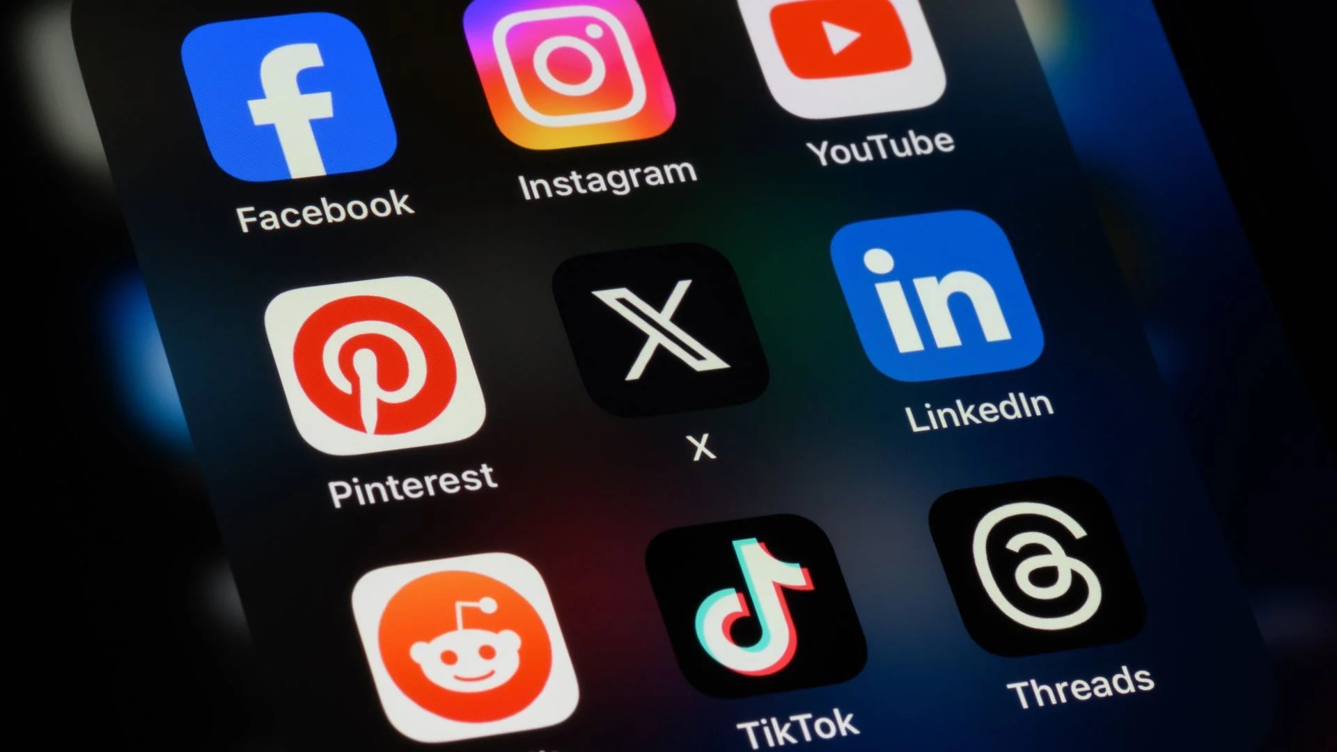 &Sigma;&tau;ά&rho;&mu;&epsilon;&rho;: &Tau;έ&lambda;&omicron;&sigmaf; &tau;&alpha; social media &gamma;&iota;&alpha; ά&tau;&omicron;&mu;&alpha; &kappa;ά&tau;&omega; &tau;&omega;&nu; 16