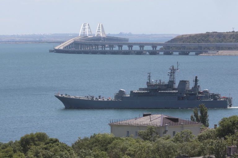 &Chi;ά&gamma;&eta;: &Eta; &Rho;&omega;&sigma;ί&alpha; &kappa;έ&rho;&delta;&iota;&sigma;&epsilon; &tau;&eta; &nu;&omicron;&mu;&iota;&kappa;ή &mu;ά&chi;&eta; &gamma;&iota;&alpha; &gamma;έ&phi;&upsilon;&rho;&alpha; &Kappa;&rho;&iota;&mu;&alpha;ί&alpha;&sigmaf; &kappa;&alpha;&iota; &pi;&omicron;&rho;&theta;&mu;ό &Kappa;&epsilon;&rho;&tau;&sigmaf;