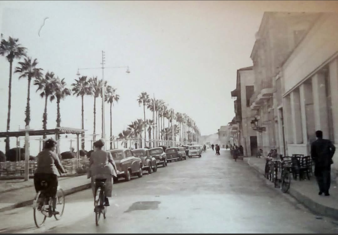 1913: &Mu;&epsilon; &delta;ύ&omicron; &gamma;&rho;ό&sigma;&iota;&alpha; &tau;&eta;&nu; &eta;&mu;έ&rho;&alpha; &kappa;&alpha;&iota;&hellip;&epsilon;&nu;&alpha; &kappa;&alpha;&lambda;&omicron;&nu; &epsilon;&gamma;&gamma;&upsilon;&eta;&tau;ή&nu;