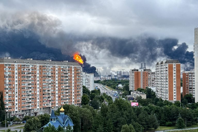 &Nu;έ&alpha; &mu;&alpha;&zeta;&iota;&kappa;ή &omicron;&upsilon;&kappa;&rho;&alpha;&nu;&iota;&kappa;ή &epsilon;&pi;ί&theta;&epsilon;&sigma;&eta; &sigma;&tau;&eta; &Mu;ό&sigma;&chi;&alpha;-&Delta;&iota;&upsilon;&lambda;&iota;&sigma;&tau;ή&rho;&iota;&omicron; &tau;&upsilon;&lambda;ί&chi;&theta;&eta;&kappa;&epsilon; &sigma;&tau;&iota;&sigmaf; &phi;&lambda;ό&gamma;&epsilon;&sigmaf; (vid)