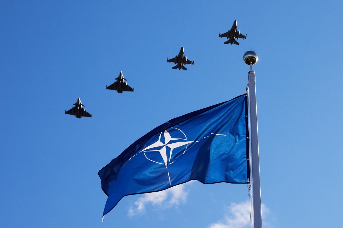 NATO: &Epsilon;&pi;&alpha;&nu;&epsilon;&xi;έ&tau;&alpha;&sigma;&eta;&sigmaf; &tau;&eta;&sigmaf; &alpha;&mu;&epsilon;&rho;&iota;&kappa;&alpha;&nu;&iota;&kappa;ή&sigmaf; &sigma;&tau;&rho;&alpha;&tau;&iota;&omega;&tau;&iota;&kappa;ή&sigmaf; &pi;&alpha;&rho;&omicron;&upsilon;&sigma;ί&alpha;&sigmaf; &sigma;&tau;&eta;&nu; &Epsilon;&upsilon;&rho;ώ&pi;&eta;