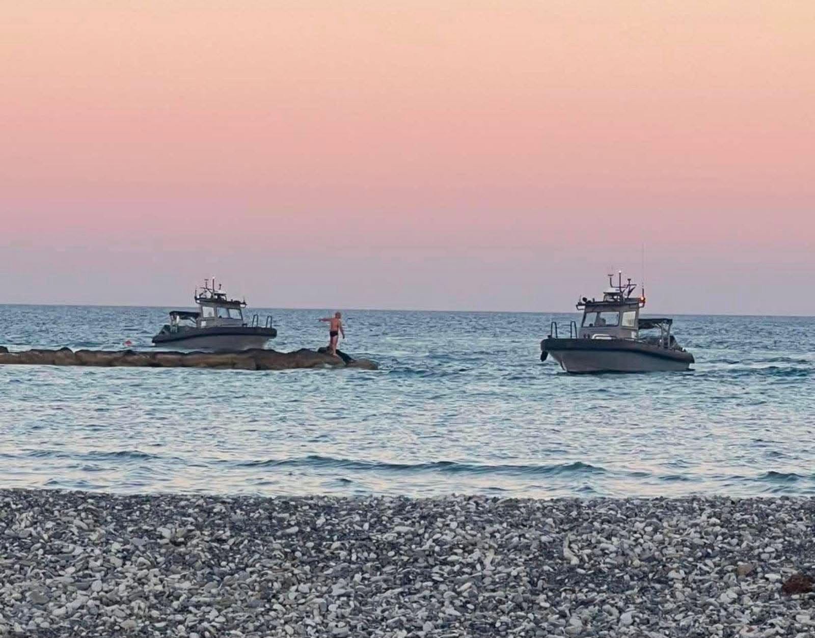 &Tau;&rho;&alpha;&gamma;&omega;&delta;ί&alpha; &sigma;&tau;&eta; &Lambda;ά&rho;&nu;&alpha;&kappa;&alpha;: &Nu;&epsilon;&kappa;&rho;έ&sigmaf; 2 &gamma;&upsilon;&nu;&alpha;ί&kappa;&epsilon;&sigmaf; &sigma;&tau;&eta;&nu; &pi;&alpha;&rho;&alpha;&lambda;ί&alpha; &tau;&eta;&sigmaf; &Omicron;&rho;ό&kappa;&lambda;&iota;&nu;&eta;&sigmaf;