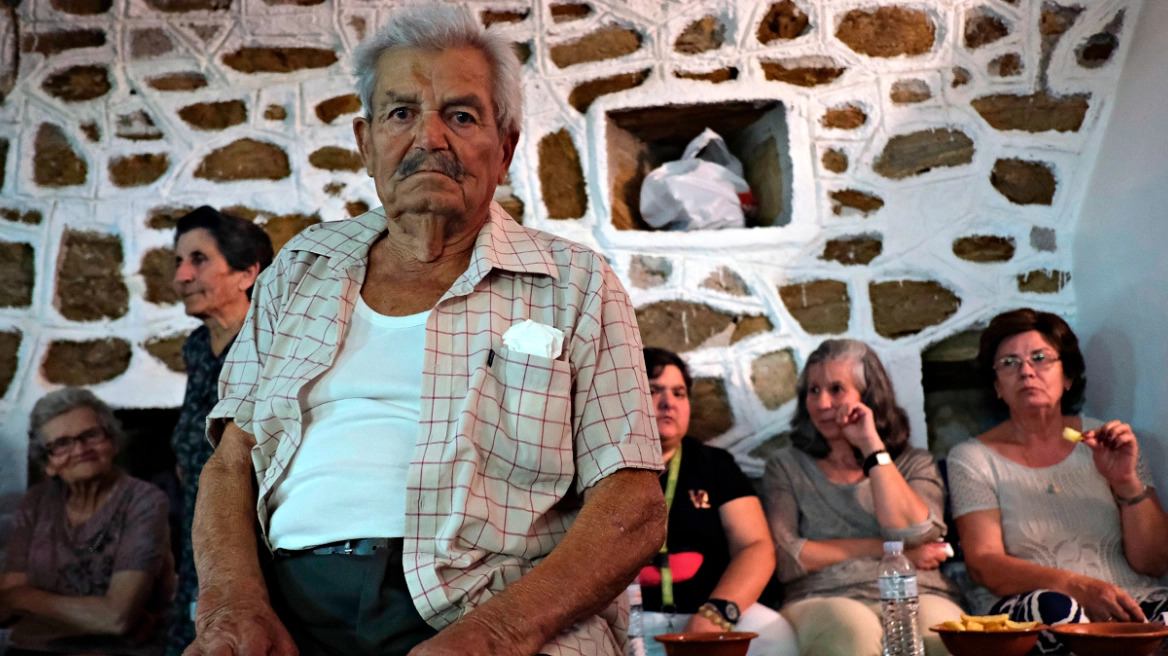 &Alpha;&mu;&phi;&iota;&sigma;&beta;&eta;&tau;ή&theta;&eta;&kappa;&epsilon; &eta; &mu;&alpha;&kappa;&rho;&omicron;&zeta;&omega;ί&alpha; &tau;&eta;&sigmaf; &Iota;&kappa;&alpha;&rho;ί&alpha;&sigmaf;: &laquo;&Delta;&eta;&lambda;ώ&nu;&omicron;&nu;&tau;&alpha;&nu; 9.000 &epsilon;&tau;ώ&nu; &epsilon;&nu;ώ ή&tau;&alpha;&nu; &nu;&epsilon;&kappa;&rho;&omicron;ί&raquo;