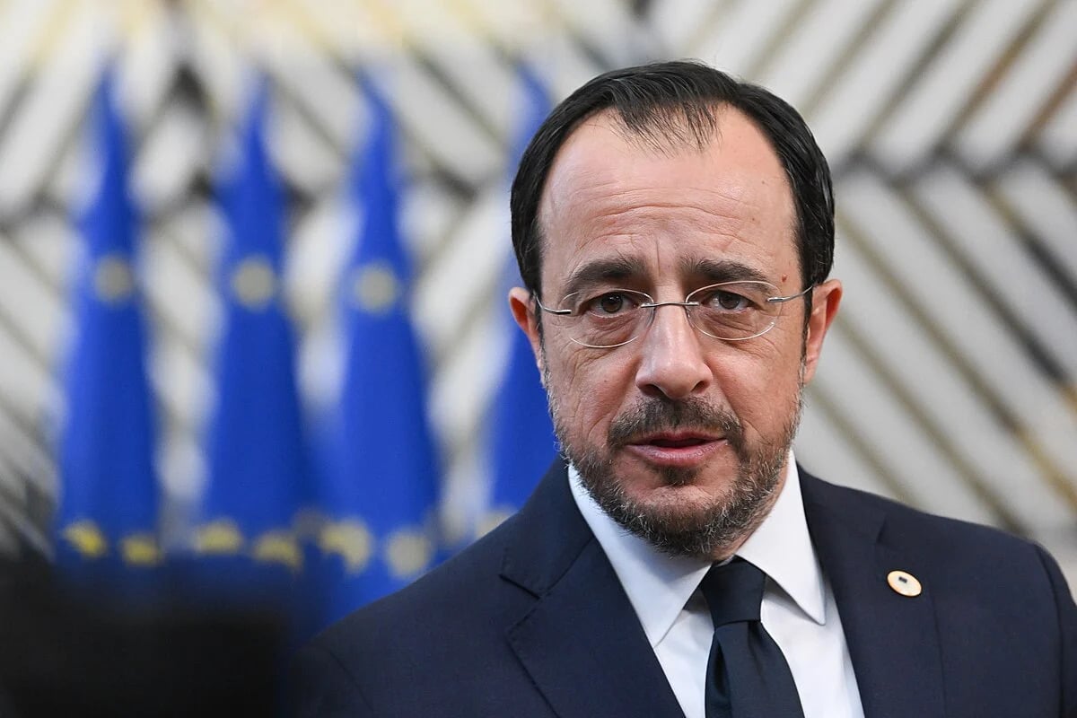 &Pi;&tau;&Delta;: &laquo;&Eta; &Kappa;&upsilon;&pi;&rho;&iota;&alpha;&kappa;ή &Pi;&rho;&omicron;&epsilon;&delta;&rho;ί&alpha; &Epsilon;&Epsilon; &pi;&alpha;&rho;έ&delta;&omega;&sigma;&epsilon; &omicron;&upsilon;&sigma;&iota;&alpha;&sigma;&tau;&iota;&kappa;ά &alpha;&pi;&omicron;&tau;&epsilon;&lambda;έ&sigma;&mu;&alpha;&tau;&alpha;&raquo;- &Omicron; &alpha;&pi;&omicron;&lambda;&omicron;&gamma;&iota;&sigma;&mu;ό&sigmaf;