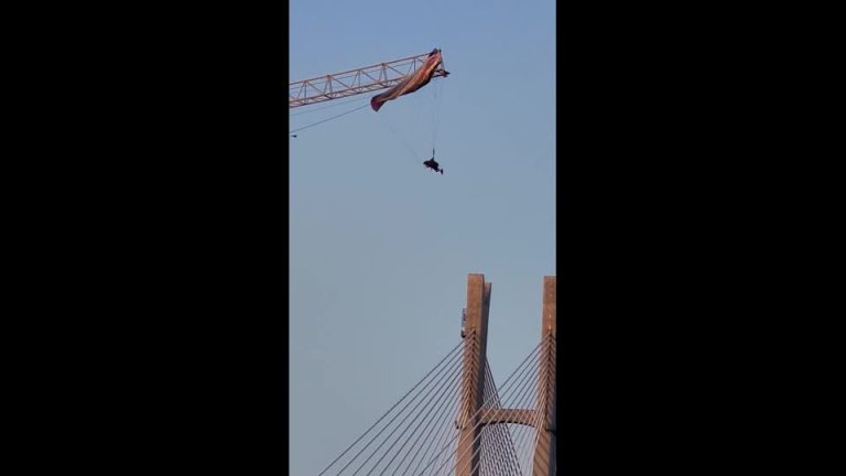 &Kappa;ί&nu;&alpha;: &Alpha;&lambda;&epsilon;&xi;&iota;&pi;&tau;&omega;&tau;&iota;&sigma;&tau;ή&sigmaf; &pi;&lambda;&alpha;&gamma;&iota;ά&sigmaf; &pi;&alpha;&gamma;&iota;&delta;&epsilon;ύ&tau;&eta;&kappa;&epsilon; &gamma;&iota;&alpha; ώ&rho;&epsilon;&sigmaf; &sigma;&epsilon; &gamma;&epsilon;&rho;&alpha;&nu;ό &epsilon;&rho;&gamma;&omicron;&tau;&alpha;&xi;ί&omicron;&upsilon; (vid)