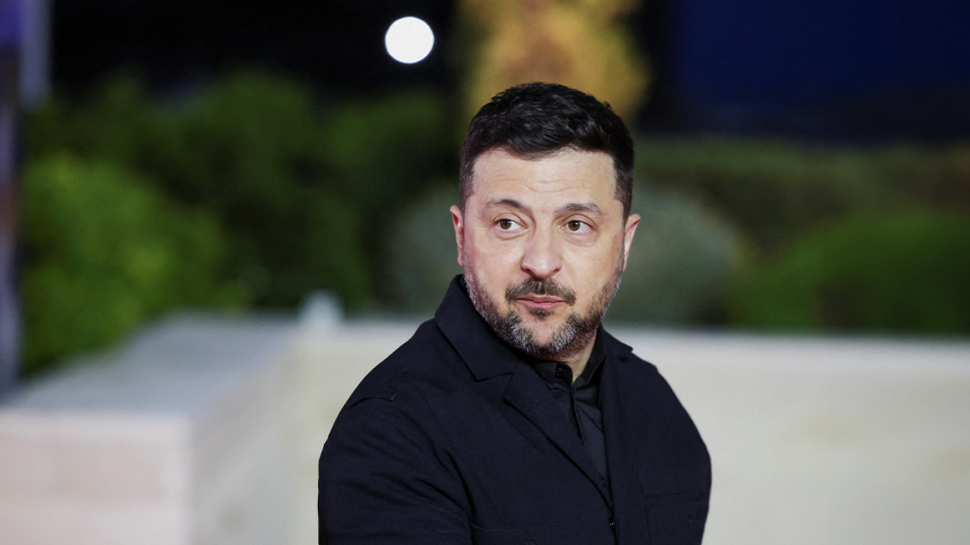 &Omicron; &Zeta;&epsilon;&lambda;έ&nu;&sigma;&kappa;&iota; &pi;&rho;&omicron;&epsilon;&iota;&delta;&omicron;&pi;&omicron;&iota;&epsilon;ί &gamma;&iota;&alpha; &epsilon;&pi;&iota;&kappa;&epsilon;ί&mu;&epsilon;&nu;&alpha;, &mu;&alpha;&zeta;&iota;&kappa;ά &rho;&omega;&sigma;&iota;&kappa;ά &pi;&lambda;ή&gamma;&mu;&alpha;&tau;&alpha; &sigma;&tau;&eta; &chi;ώ&rho;&alpha; &tau;&omicron;&upsilon;