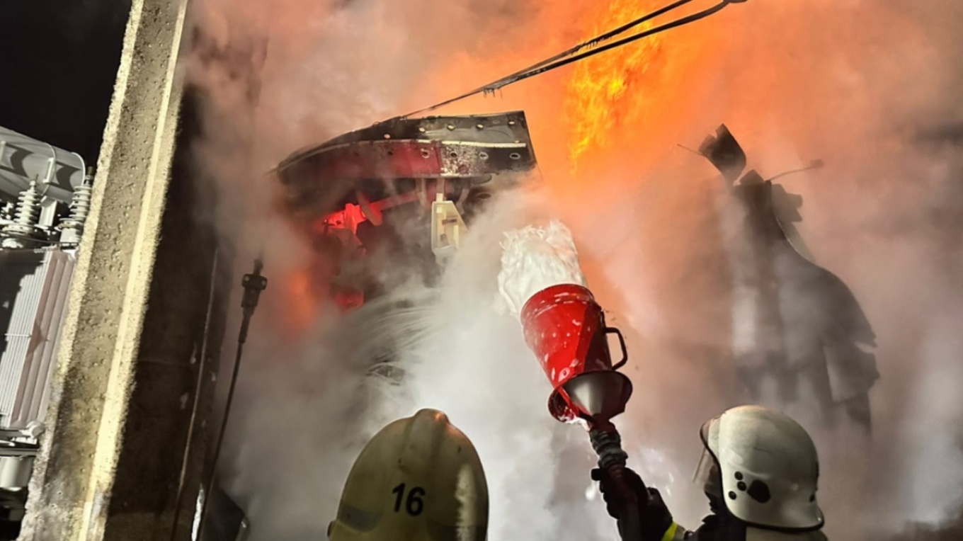 Έ&nu;&alpha;&sigmaf; &nu;&epsilon;&kappa;&rho;ό&sigmaf; &kappa;&alpha;&iota; &tau;&rho;&epsilon;&iota;&sigmaf; &tau;&rho;&alpha;&upsilon;&mu;&alpha;&tau;ί&epsilon;&sigmaf; &alpha;&pi;ό &rho;&omega;&sigma;&iota;&kappa;ό &pi;&lambda;ή&gamma;&mu;&alpha; &sigma;&tau;&eta;&nu; &Omicron;&delta;&eta;&sigma;&sigma;ό