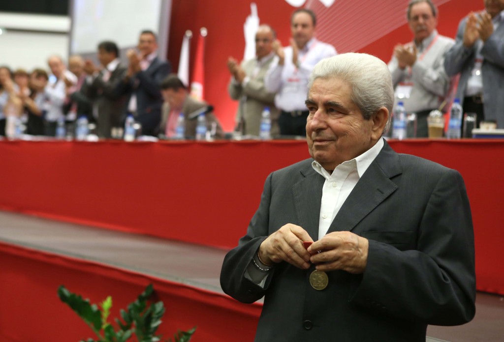 &Mu;&nu;&eta;&mu;ό&sigma;&upsilon;&nu;&omicron; &Delta;&eta;&mu;ή&tau;&rho;&eta; &Chi;&rho;&iota;&sigma;&tau;ό&phi;&iota;&alpha;: &laquo;&Tau;&omicron;&upsilon; &phi;ό&rho;&tau;&omega;&sigma;&alpha;&nu; &tau;&eta;&nu; &kappa;&alpha;&tau;ά&rho;&rho;&epsilon;&upsilon;&sigma;&eta; &tau;&eta;&sigmaf; &omicron;&iota;&kappa;&omicron;&nu;&omicron;&mu;ί&alpha;&sigmaf;&raquo;(vid)