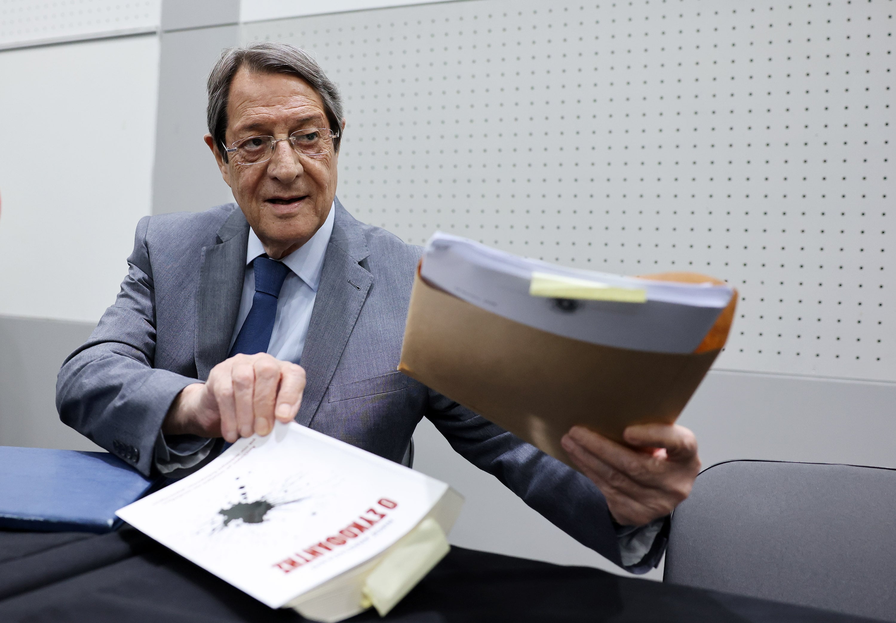 &Kappa;ύ&pi;&rho;&iota;&omicron;&sigmaf; &pi;&omicron;&iota;&nu;&iota;&kappa;&omicron;&lambda;ό&gamma;&omicron;&sigmaf;: &Gamma;&iota;&alpha;&tau;ί &kappa;&iota;&nu;&delta;&upsilon;&nu;&epsilon;ύ&epsilon;&iota; &mu;&epsilon; &alpha;&pi;&omicron;&tau;&upsilon;&chi;ί&alpha; &eta; &upsilon;&pi;ό&theta;&epsilon;&sigma;&eta; &laquo;&Kappa;&rho;ά&tau;&omicron;&sigmaf; &Mu;&alpha;&phi;ί&alpha;&raquo;