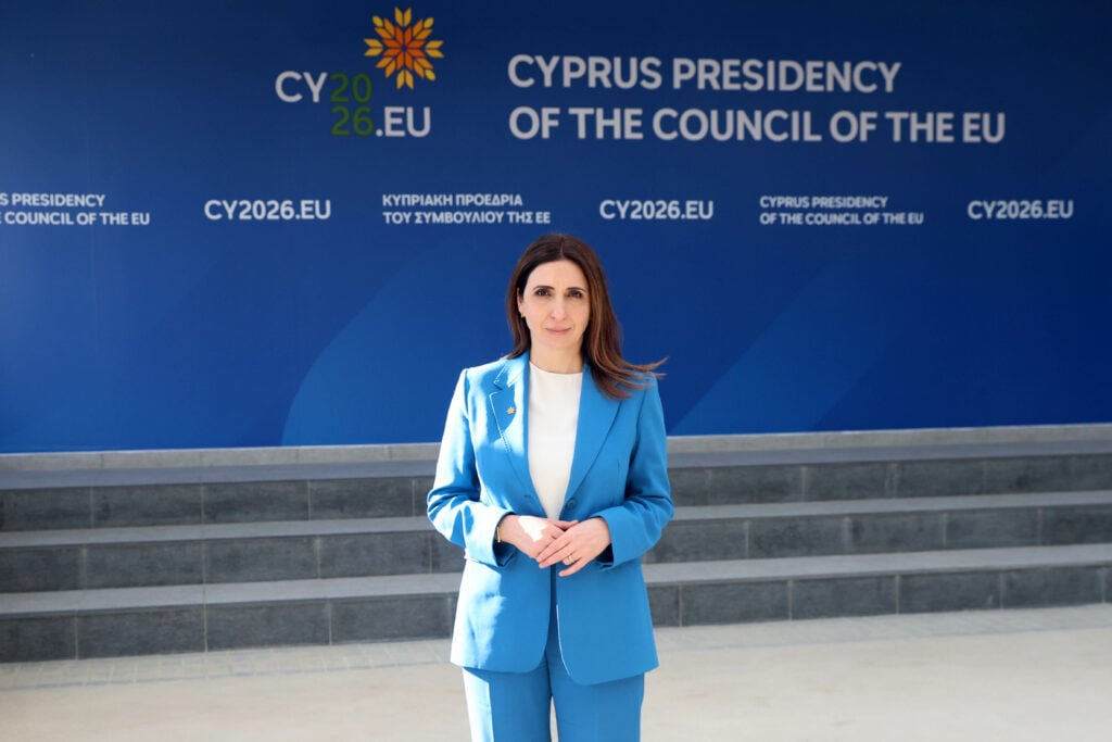&Rho;&alpha;&omicron;&upsilon;&nu;ά: &Eta; &Kappa;&upsilon;&pi;&rho;&iota;&alpha;&kappa;ή &Pi;&rho;&omicron;&epsilon;&delta;&rho;ί&alpha; &alpha;&nu;έ&delta;&epsilon;&iota;&xi;&epsilon; &tau;&omicron;&nu; &kappa;&epsilon;&nu;&tau;&rho;&iota;&kappa;ό &rho;ό&lambda;&omicron; &tau;&omega;&nu; &nu;&eta;&sigma;&iota;ώ&nu; &sigma;&tau;&eta;&nu; &Epsilon;&Epsilon;