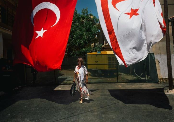 T/k &alpha;&rho;&theta;&rho;&omicron;&gamma;&rho;ά&phi;&omicron;&sigmaf; &gamma;&iota;&alpha; &Kappa;&upsilon;&pi;&rho;&iota;&alpha;&kappa;ό: &Sigma;&epsilon;&nu;ά&rho;&iota;&alpha; &gamma;&iota;&alpha; &laquo;sui generis&raquo; &kappa;&rho;&alpha;&tau;&iota;&kappa;ή &delta;&omicron;&mu;ή