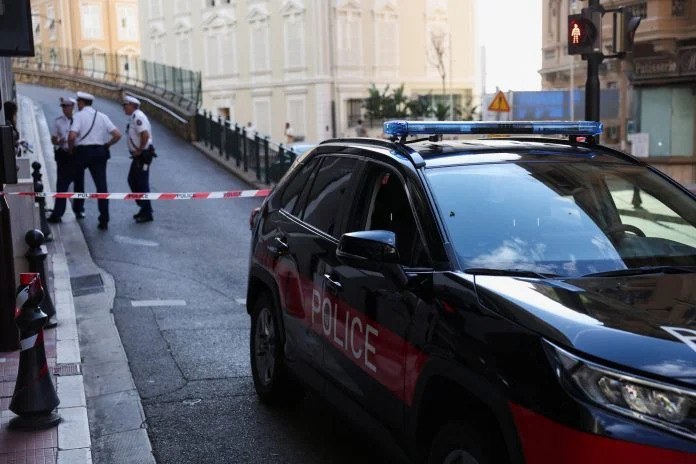 &Beta;&omicron;&mu;&beta;&iota;&sigma;&tau;&iota;&kappa;ή &epsilon;&pi;ί&theta;&epsilon;&sigma;&eta; &sigma;&tau;&omicron; &Mu;ό&nu;&alpha;&kappa;&omicron;: &Tau;&omicron; &Kappa;ί&epsilon;&beta;&omicron; &sigma;&epsilon; &epsilon;&pi;&alpha;&phi;ή &mu;&epsilon; &tau;&iota;&sigmaf; &alpha;&rho;&chi;έ&sigmaf; &sigma;&tau;&iota;&sigmaf; έ&rho;&epsilon;&upsilon;&nu;&epsilon;&sigmaf;
