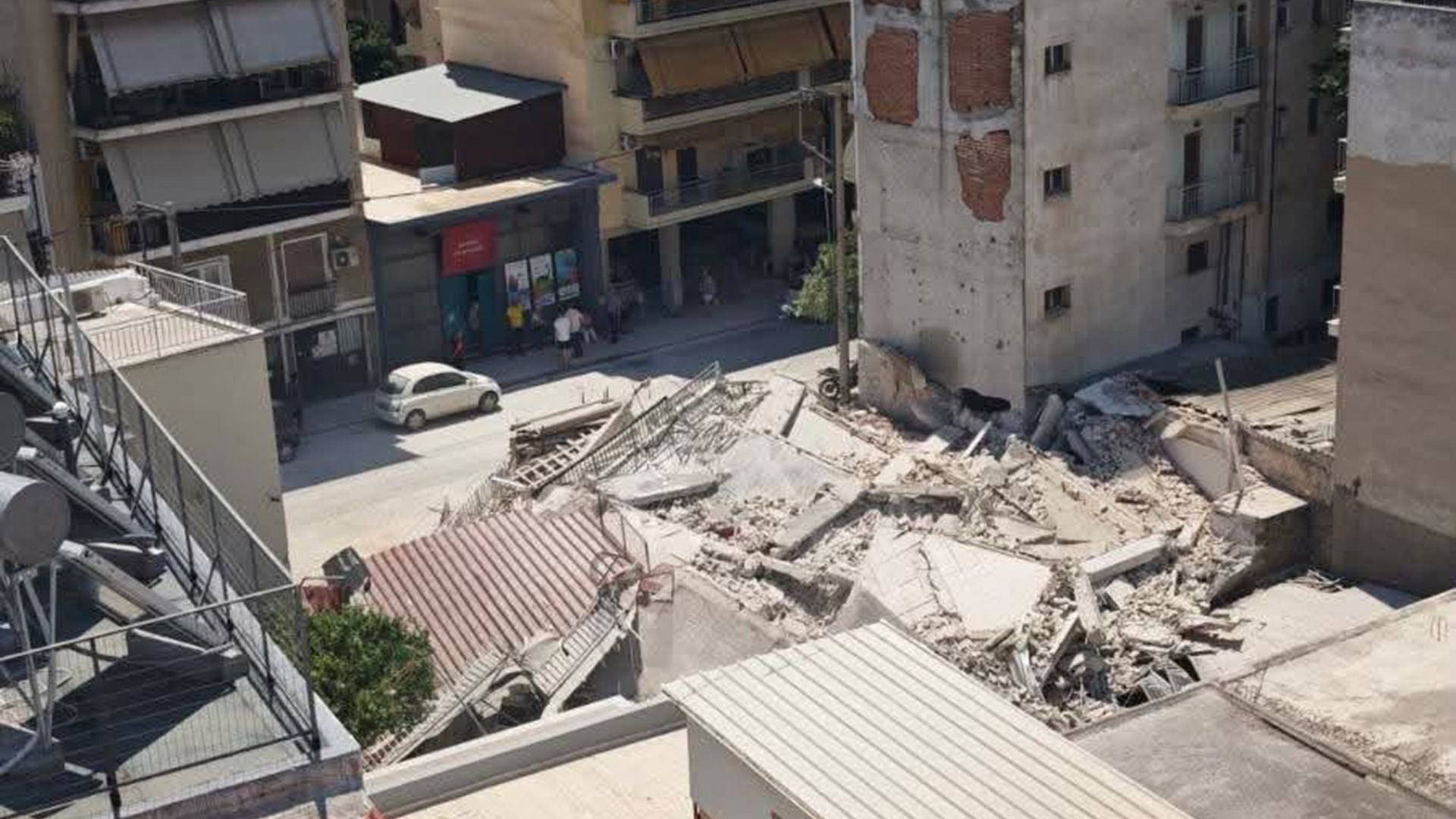 &Kappa;&alpha;&tau;ά&rho;&rho;&epsilon;&upsilon;&sigma;&eta; &pi;&omicron;&lambda;&upsilon;&kappa;&alpha;&tau;&omicron;&iota;&kappa;ί&alpha;&sigmaf; &sigma;&tau;&alpha; &Pi;&epsilon;&tau;&rho;ά&lambda;&omega;&nu;&alpha;: &laquo;&Epsilon;&iota;&kappa;ό&nu;&alpha; &pi;&omicron;&upsilon; &theta;ύ&mu;&iota;&sigma;&epsilon; &sigma;&epsilon;&iota;&sigma;&mu;&omicron;ύ&sigmaf; &tau;&omicron;&upsilon;&sigmaf; 1999&raquo;