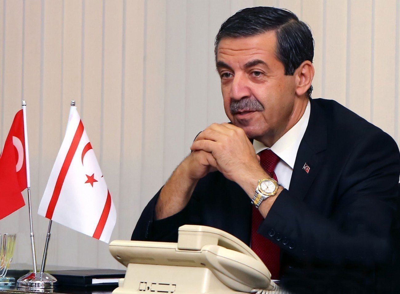 &Epsilon;&rho;&tau;&omicron;&upsilon;&gamma;&rho;&omicron;ύ&lambda;&omicron;&gamma;&lambda;&omicron;&upsilon;: &laquo;&Pi;&alpha;&rho;&alpha;&beta;&iota;ά&zeta;&epsilon;&iota; &tau;&omicron;&upsilon;&sigmaf; ό&rho;&omicron;&upsilon;&sigmaf; &epsilon;&nu;&tau;&omicron;&lambda;ή&sigmaf; &tau;&eta;&sigmaf;&raquo; &eta; &Omicron;&lambda;&gamma;&kappa;ί&nu;