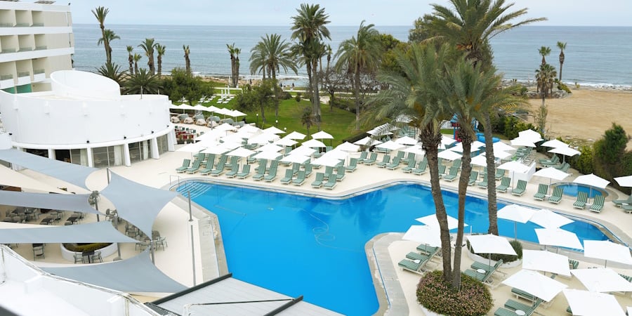 &Sigma;&upsilon;&nu;&epsilon;&chi;ί&zeta;&omicron;&nu;&tau;&alpha;&iota; &omicron;&iota; &pi;&rho;&omicron;&sigma;&phi;&omicron;&rho;έ&sigmaf; &tau;&eta;&sigmaf; Louis Hotels &gamma;&iota;&alpha; &alpha;&upsilon;&tau;ό &tau;&omicron; &kappa;&alpha;&lambda;&omicron;&kappa;&alpha;ί&rho;&iota;