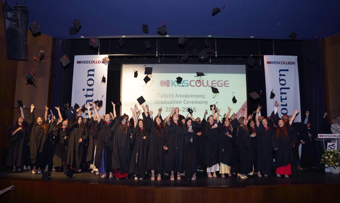 KES College: &Delta;&iota;&pi;&lambda;ή &gamma;&iota;&omicron;&rho;&tau;ή &gamma;&iota;&alpha; &tau;&omicron;&upsilon;&sigmaf; &alpha;&pi;&omicron;&phi;&omicron;ί&tau;&omicron;&upsilon;&sigmaf; &kappa;&alpha;&iota; &tau;&alpha; 55 &chi;&rho;ό&nu;&iota;&alpha; &epsilon;&kappa;&pi;&alpha;ί&delta;&epsilon;&upsilon;&sigma;&eta;&sigmaf;