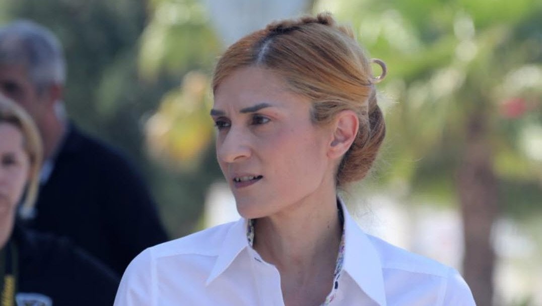 Ά&nu;&nu;&alpha; &Alpha;&rho;&iota;&sigma;&tau;&omicron;&tau;έ&lambda;&omicron;&upsilon;&sigmaf;: &Zeta;&eta;&tau;&epsilon;ί &alpha;&nu;&alpha;&delta;&rho;&omicron;&mu;&iota;&kappa;ή &tau;&omicron;&pi;&omicron;&theta;έ&tau;&eta;&sigma;&eta; &sigma;&tau;&eta; &theta;έ&sigma;&eta; &Gamma;&epsilon;&nu;&iota;&kappa;ή&sigmaf; &Delta;&iota;&epsilon;&upsilon;&theta;ύ&nu;&tau;&rho;&iota;&alpha;&sigmaf;