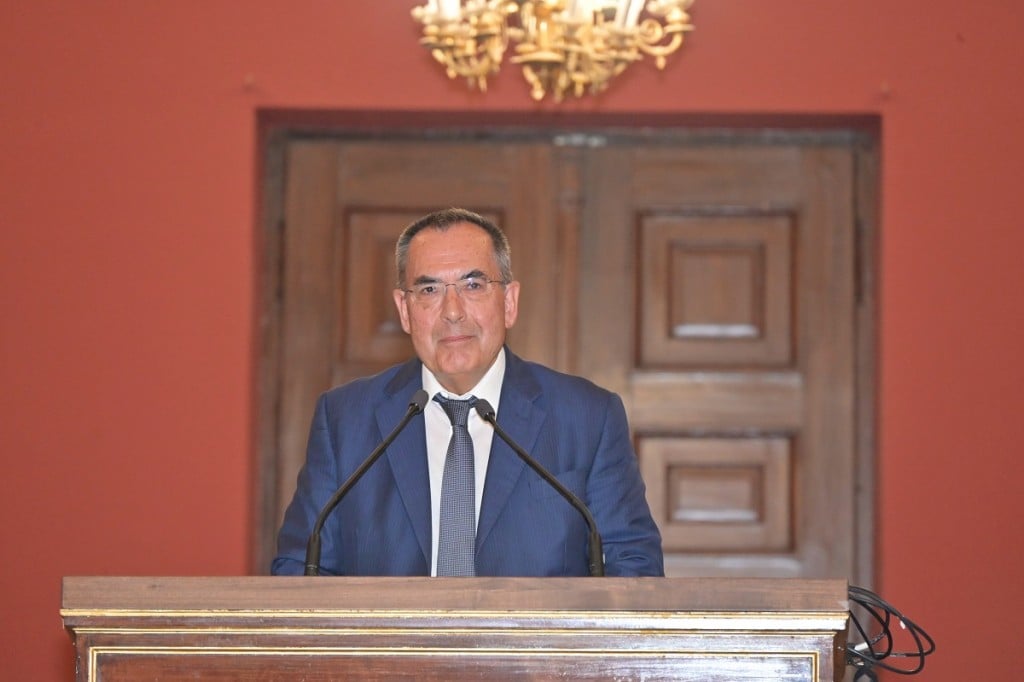 &laquo;&Mu;&iota;&alpha; &delta;&omicron;&upsilon;&lambda;&epsilon;&iota;ά &epsilon;ί&chi;&alpha;&nu; &nu;&alpha; &kappa;ά&nu;&omicron;&upsilon;&nu; &kappa;&alpha;&iota; &alpha;&pi;έ&tau;&upsilon;&chi;&alpha;&nu;&raquo;