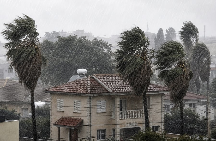 &Alpha;&lambda;&lambda;ά&zeta;&epsilon;&iota; &omicron; &kappa;&alpha;&iota;&rho;ό&sigmaf; &alpha;ύ&rho;&iota;&omicron; - &Sigma;&epsilon; &alpha;&upsilon;&tau;έ&sigmaf; &tau;&iota;&sigmaf; &pi;&epsilon;&rho;&iota;&omicron;&chi;έ&sigmaf; έ&rho;&chi;&omicron;&nu;&tau;&alpha;&iota; &beta;&rho;&omicron;&chi;έ&sigmaf; &kappa;&alpha;&iota; &kappa;&alpha;&tau;&alpha;&iota;&gamma;ί&delta;&epsilon;&sigmaf;