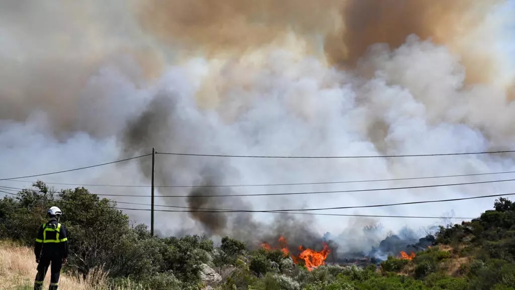 &Mu;&alpha;ί&nu;&omicron;&nu;&tau;&alpha;&iota; &omicron;&iota; &phi;&omega;&tau;&iota;έ&sigmaf; &sigma;&tau;&eta; &Gamma;&alpha;&lambda;&lambda;ί&alpha; - &Beta;&epsilon;&lambda;&tau;&iota;&omega;&mu;έ&nu;&eta; &eta; &kappa;&alpha;&tau;ά&sigma;&tau;&alpha;&sigma;&eta; &sigma;&epsilon; &Iota;&sigma;&pi;&alpha;&nu;ί&alpha;-&Pi;&omicron;&rho;&tau;&omicron;&gamma;&alpha;&lambda;ί&alpha;