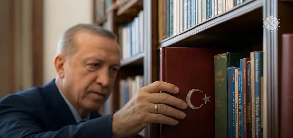 &laquo;&Sigma;&phi;&rho;&alpha;&gamma;ί&delta;&alpha; &tau;&omicron;&upsilon; &mu;έ&lambda;&lambda;&omicron;&nu;&tau;&omicron;&sigmaf;&raquo;: &Nu;έ&omicron; &alpha;&phi;ή&gamma;&eta;&mu;&alpha; Ά&gamma;&kappa;&upsilon;&rho;&alpha;&sigmaf; &gamma;&iota;&alpha; &laquo;&Mu;&epsilon;&gamma;ά&lambda;&eta; &kappa;&alpha;&iota; &Iota;&sigma;&chi;&upsilon;&rho;ή &Tau;&omicron;&upsilon;&rho;&kappa;ί&alpha;&raquo;