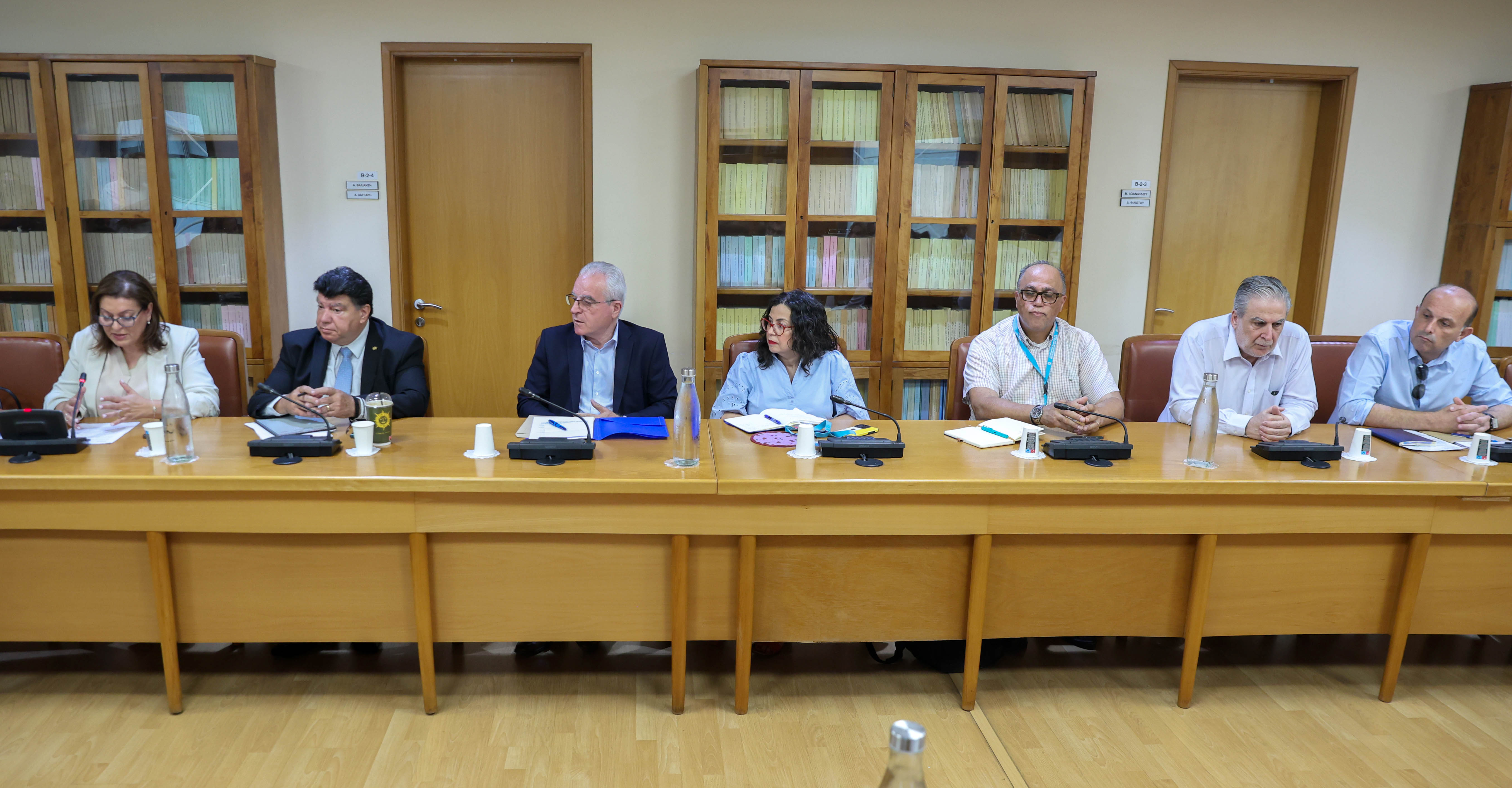 &Epsilon;ί&delta;&epsilon; &Epsilon;&pi;. &Pi;&alpha;&iota;&delta;&epsilon;ί&alpha;&sigmaf; &eta; &Upsilon;&Pi;&Alpha;&Nu;: &laquo;&Eta; &pi;&alpha;&iota;&delta;&epsilon;ί&alpha; &chi;&rho;&epsilon;&iota;ά&zeta;&epsilon;&tau;&alpha;&iota; &delta;&iota;ά&lambda;&omicron;&gamma;&omicron;, ό&chi;&iota; &alpha;&nu;&tau;&iota;&pi;&alpha;&rho;&alpha;&theta;έ&sigma;&epsilon;&iota;&sigmaf;&raquo;
