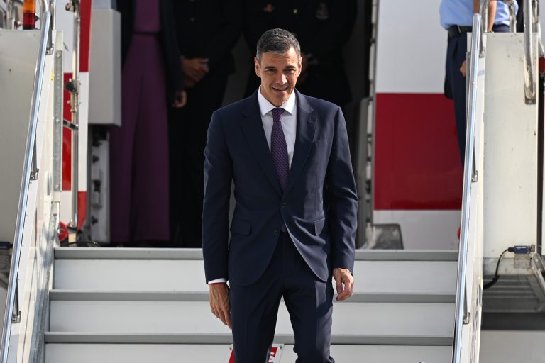 &Iota;&sigma;&pi;&alpha;&nu;ί&alpha; &gamma;&iota;&alpha; &alpha;&pi;&epsilon;&iota;&lambda;έ&sigmaf; &Tau;&rho;&alpha;&mu;&pi;: &laquo;&Tau;&iota;&sigmaf; &alpha;&nu;&tau;&iota;&mu;&epsilon;&tau;&omega;&pi;ί&zeta;&omicron;&upsilon;&mu;&epsilon; &omega;&sigmaf; &sigma;&upsilon;&nu;ή&theta;&eta; &pi;&rho;&alpha;&kappa;&tau;&iota;&kappa;ή&raquo;