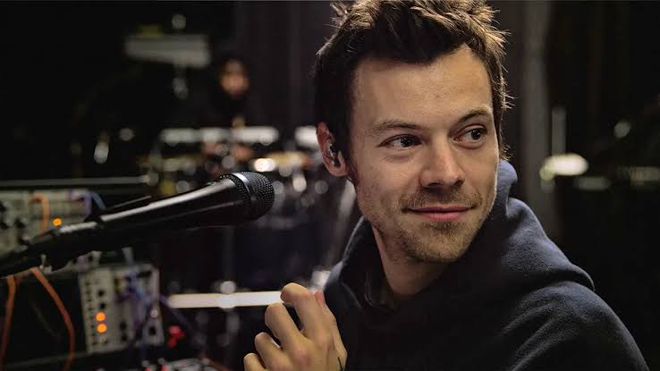 Harry Styles: &Eta; &alpha;&mu;ή&chi;&alpha;&nu;&eta; &sigma;&tau;&iota;&gamma;&mu;ή &pi;&omicron;&upsilon; έ&gamma;&iota;&nu;&epsilon; viral &sigma;&tau;&eta; &sigma;&upsilon;&nu;&alpha;&upsilon;&lambda;ί&alpha; &tau;&omicron;&upsilon; &sigma;&tau;&omicron; Wembley