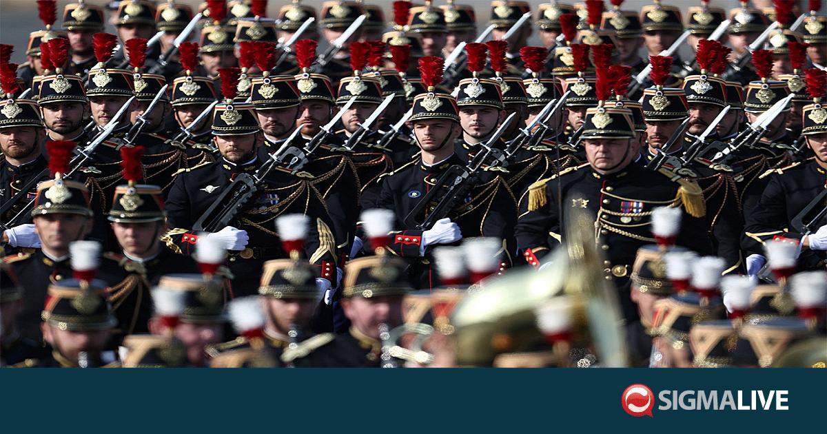 Live &eta; &mu;&epsilon;&gamma;ά&lambda;&eta; &sigma;&tau;&rho;&alpha;&tau;&iota;&omega;&tau;&iota;&kappa;ή &pi;&alpha;&rho;έ&lambda;&alpha;&sigma;&eta; &sigma;&tau;&omicron; &Pi;&alpha;&rho;ί&sigma;&iota; &gamma;&iota;&alpha; &tau;&eta;&nu; &laquo;&Eta;&mu;έ&rho;&alpha; &tau;&eta;&sigmaf; &Beta;&alpha;&sigma;&tau;ί&lambda;&eta;&sigmaf;&raquo;