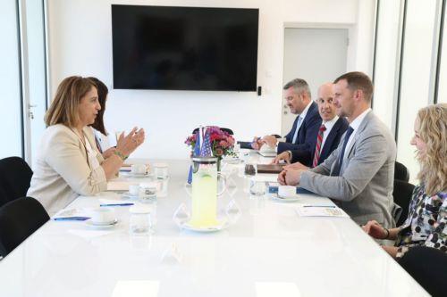 &Alpha;&nu;&tau;&iota;&pi;&rho;&omicron;&sigma;&omega;&pi;&epsilon;ί&alpha; &Eta;&Pi;&Alpha; &sigma;&upsilon;&zeta;ή&tau;&eta;&sigma;&epsilon; &pi;&rho;ό&omicron;&delta;&omicron; &Kappa;ύ&pi;&rho;&omicron;&upsilon; &gamma;&iota;&alpha; &alpha;&pi;&alpha;&iota;&tau;ή&sigma;&epsilon;&iota;&sigmaf; &gamma;&iota;&alpha; &alpha;&pi;&alpha;&lambda;&lambda;&alpha;&gamma;ή &theta;&epsilon;&omega;&rho;ή&sigma;&epsilon;&omega;&nu;