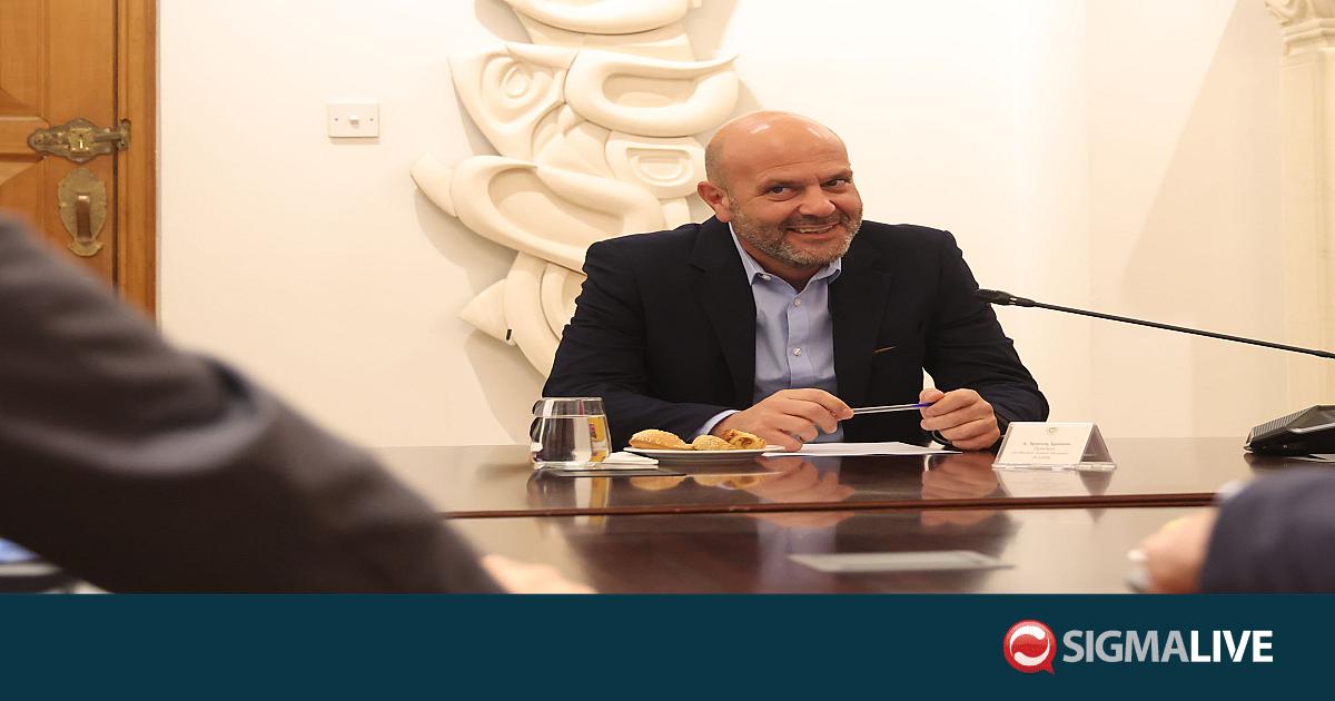&Chi;&rho;ί&sigma;&tau;&omicron;&upsilon;: &Chi;&alpha;&iota;&rho;&epsilon;&tau;ί&zeta;&omicron;&upsilon;&mu;&epsilon; &delta;&iota;&omicron;&rho;&iota;&sigma;&mu;ό &Phi;ί&tau;&omicron; &kappa;&alpha;&iota; &epsilon;&mu;&pi;&lambda;&omicron;&kappa;ή &Epsilon;&Epsilon;
