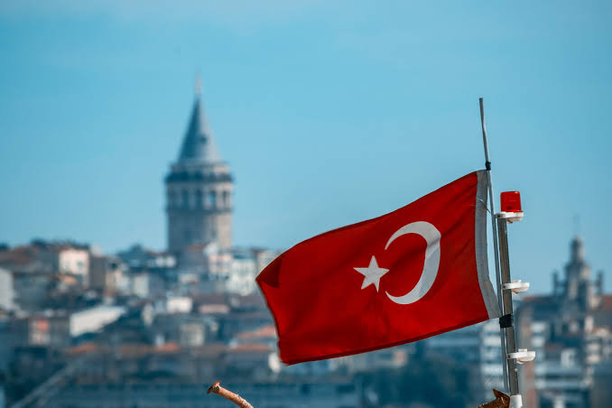 &Tau;&omicron;&upsilon;&rho;&kappa;&iota;&kappa;ό &kappa;ό&mu;&mu;&alpha;: &Kappa;&alpha;&lambda;&epsilon;ί &sigma;&epsilon; &delta;&iota;&epsilon;&theta;&nu;ή &alpha;&nu;&tau;ί&delta;&rho;&alpha;&sigma;&eta; &gamma;&iota;&alpha; &epsilon;&lambda;&lambda;&eta;&nu;&omicron;ϊ&sigma;&rho;&alpha;&eta;&lambda;&iota;&nu;ό &alpha;&mu;&upsilon;&nu;&tau;&iota;&kappa;ό ά&xi;&omicron;&nu;&alpha;