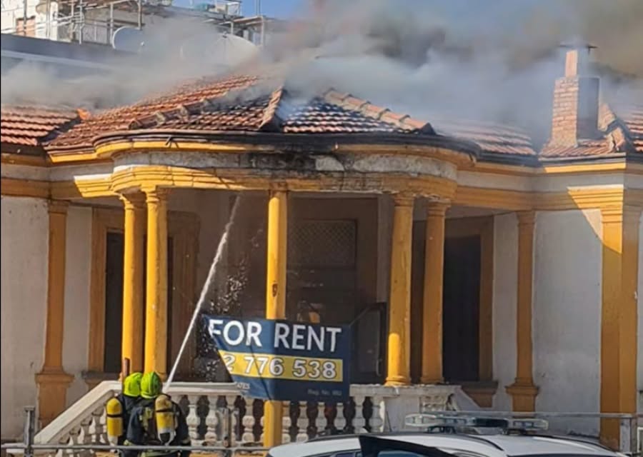 &Sigma;&tau;&iota;&sigmaf; &phi;&lambda;ό&gamma;&epsilon;&sigmaf; &eta; &pi;&rho;ώ&eta;&nu; &mu;&pi;&upsilon;&rho;&alpha;&rho;ί&alpha; Corner &sigma;&tau;&eta; &Lambda;&epsilon;&upsilon;&kappa;&omega;&sigma;ί&alpha; (vid)