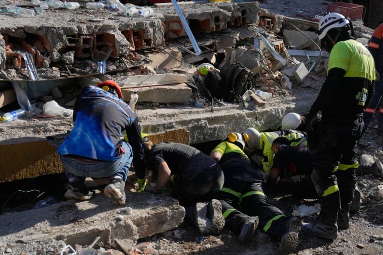 &Kappa;&omicron;&lambda;&omicron;&mu;&beta;ί&alpha;: &Mu;ά&chi;&eta; &mu;&epsilon; &tau;&omicron; &chi;&rho;ό&nu;&omicron; &delta;ί&nu;&omicron;&upsilon;&nu; &tau;&alpha; &sigma;&omega;&sigma;&tau;&iota;&kappa;ά &sigma;&upsilon;&nu;&epsilon;&rho;&gamma;&epsilon;ί&alpha;&ndash;&Tau;&omicron;&upsilon;&lambda;ά&chi;&iota;&sigma;&tau;&omicron;&nu; 254 &nu;&epsilon;&kappa;&rho;&omicron;ί