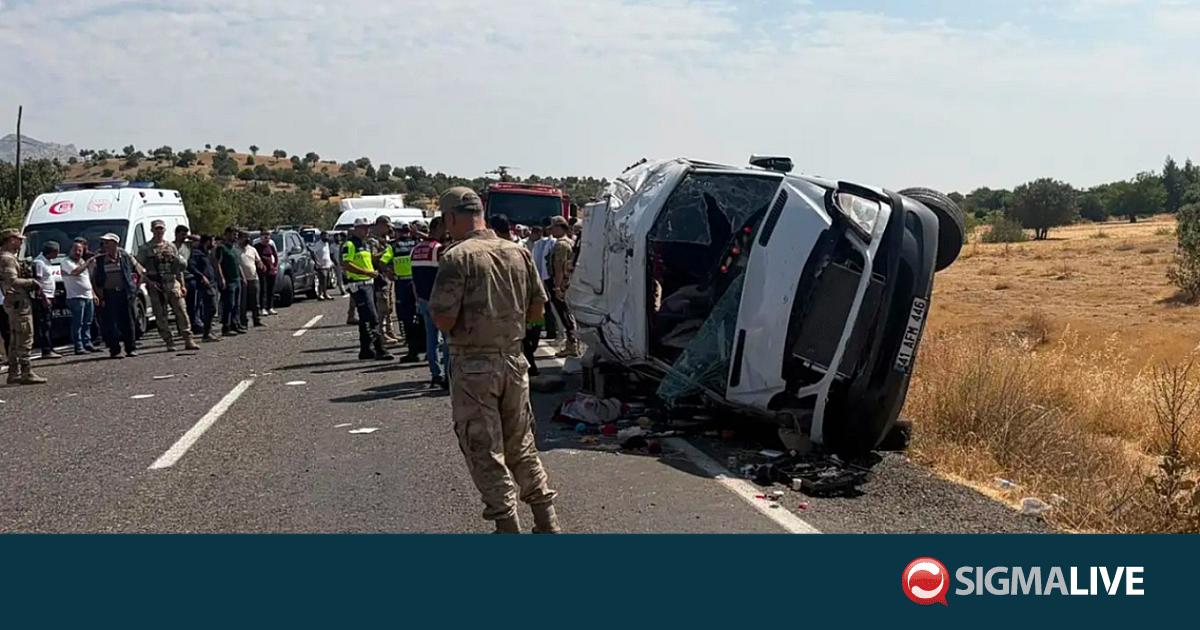 &Tau;&rho;&alpha;&gamma;&omega;&delta;ί&alpha; &sigma;&tau;&eta;&nu; &Tau;&omicron;&upsilon;&rho;&kappa;ί&alpha;: &Epsilon;&pi;&tau;ά &nu;&epsilon;&kappa;&rho;&omicron;ί &sigma;&epsilon; &tau;&rho;&omicron;&chi;&alpha;ί&omicron; - &Alpha;&nu;ά&mu;&epsilon;&sigma;&alpha; &tau;&omicron;&upsilon;&sigmaf; 2 &pi;&alpha;&iota;&delta;&iota;ά (&Beta;&Iota;&Nu;&Tau;&Epsilon;&Omicron;)