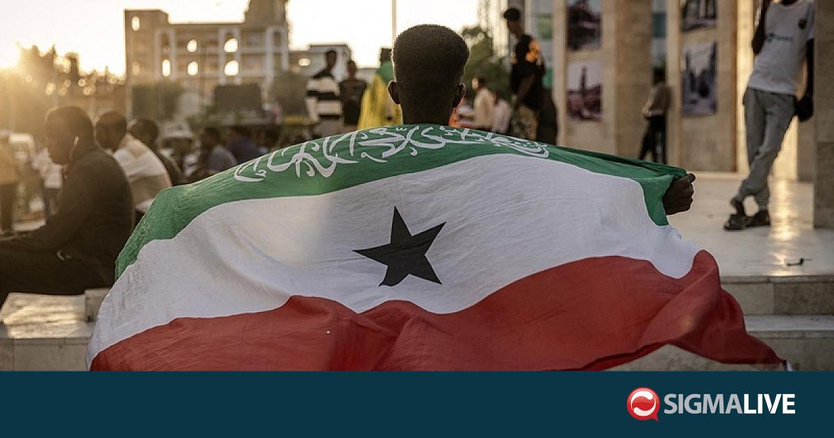 &Sigma;&omicron;&mu;&alpha;&lambda;&iota;&lambda;ά&nu;&delta;&eta; &kappa;&alpha;&tau;ά &Sigma;&omicron;&mu;&alpha;&lambda;ί&alpha;&sigmaf; - &laquo;&Sigma;&tau;&epsilon;&kappa;ό&mu;&alpha;&sigma;&tau;&epsilon; &delta;ί&pi;&lambda;&alpha; &sigma;&epsilon; &Kappa;&upsilon;&pi;&rho;&omicron; &kappa;&alpha;&iota; &Epsilon;&lambda;&lambda;ά&delta;&alpha;&raquo;